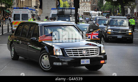 La motocicletta che porta il presidente degli Stati Uniti Barack Obama e la prima signora Michelle Obama arriva a Downing Street, Londra. Foto Stock