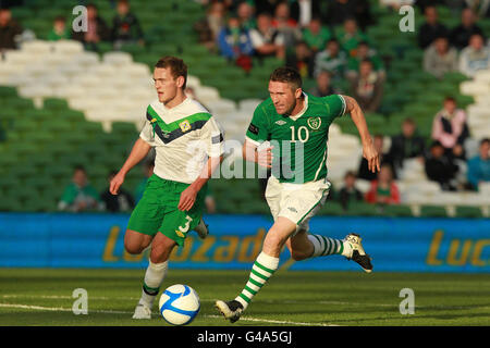 Robbie Keane della Repubblica d'Irlanda e Lee Hodson dell'Irlanda del Nord durante la partita della Coppa delle nazioni all'Aviva Stadium di Dublino. Foto Stock