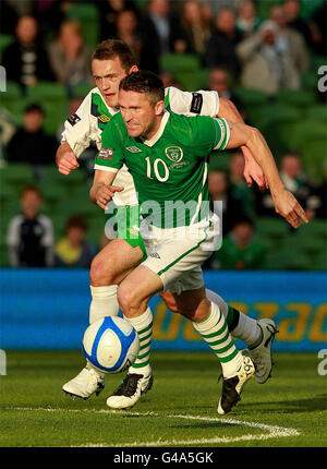 Calcio - Coppa delle nazioni - Repubblica d'Irlanda / Irlanda del Nord - Aviva Stadium. Robbie Keane della Repubblica d'Irlanda e Lee Hodson dell'Irlanda del Nord durante la partita della Nations Cup all'Aviva Stadium di Dublino. Foto Stock