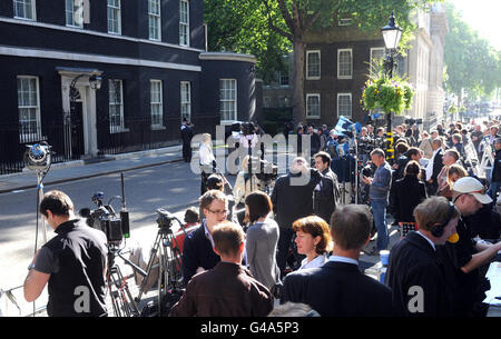 I media attendono l’arrivo del presidente americano Barack Obama a Downing Street, Londra, dove terrà colloqui approfonditi con il primo ministro David Cameron. Foto Stock