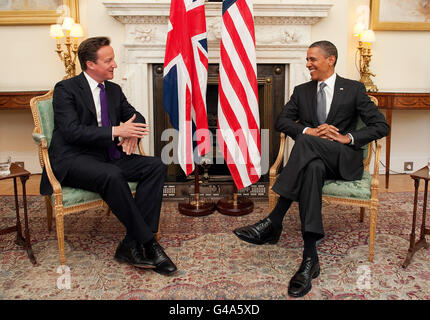 Il presidente americano Barack Obama (destra) tiene un incontro bilaterale con il primo ministro David Cameron al 10 di Downing Street, Londra. PREMERE ASSOCIAZIONE foto. Data immagine: Mercoledì 25 maggio 2011. Vedere la storia della PA ROYAL Obama. Il credito fotografico dovrebbe essere: Leon Neal/PA Wire Foto Stock