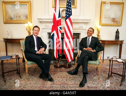 Il presidente americano Barack Obama (destra) ha un incontro bilaterale con il primo ministro David Cameron al 10 Downing Street, Londra. Foto Stock