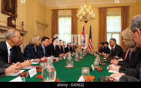 Il primo Ministro David Cameron (5° a sinistra) parla con il Presidente degli Stati Uniti Barack Obama (3° a destra) al 10 Downing Street, Londra. Foto Stock