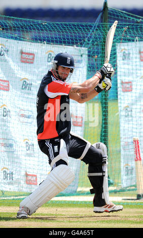 Cricket - primo test di npower - Inghilterra / Sri Lanka - sessione reti Inghilterra - giorno due - Stadio SWALEC. Il Kevin Pietersen inglese si schiaccia durante la sessione di reti allo stadio SWALEC di Cardiff. Foto Stock