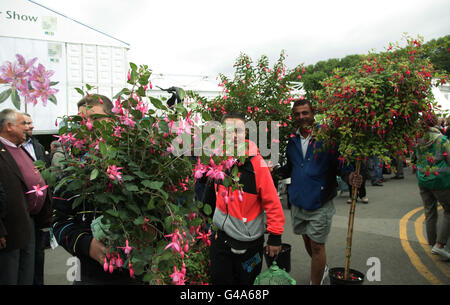 La gente trasporta i fiori acquistati l'ultimo giorno dal Chelsea Fiore Show di RHS, a Londra ovest. PREMERE ASSOCIAZIONE foto. Data foto: Sabato 28 maggio 2011. Vedi la storia di PA CONSUMER Chelsea. Il credito fotografico dovrebbe leggere: Yui Mok/PA filo Foto Stock