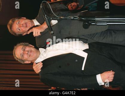 Lawrence Foster (a sinistra) che ha diretto la London Symphony Orchestra, ed ex compositore Beatle Sir Paul McCartney, dopo il Premier mondiale del lavoro sinfonico di McCartney 'Standing Stone' presso la Royal Albert Hall di Londra questa sera (martedì). Foto di Peter Jordan/PA. Foto Stock