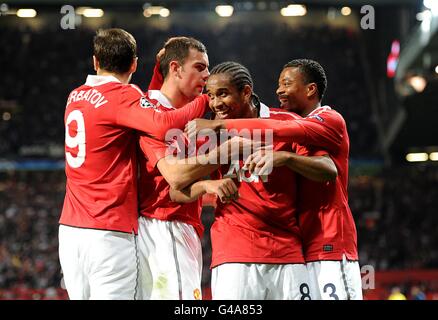 Oliveira Anderson (2° a destra) di Manchester United celebra il terzo obiettivo del gioco con i compagni di squadra hsi Dimitar Berbatov (a sinistra), Patrice Evra (a destra) e Darron Gibson Foto Stock