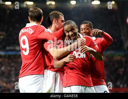 Oliveira Anderson (2° a destra) di Manchester United celebra il terzo obiettivo del gioco con i compagni di squadra hsi Dimitar Berbatov (a sinistra), Patrice Evra (a destra) e Darron Gibson Foto Stock