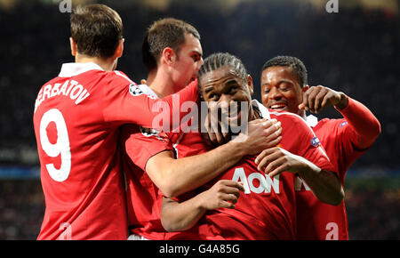 Oliveira Anderson (seconda a destra) di Manchester United festeggia il terzo gol del suo fianco con i compagni di squadra hsi Dimitar Berbatov (a sinistra), Patrice Evra (a destra) e Darron Gibson durante la UEFA Champions League, Semifinale, seconda tappa a Old Trafford, Manchester. Foto Stock