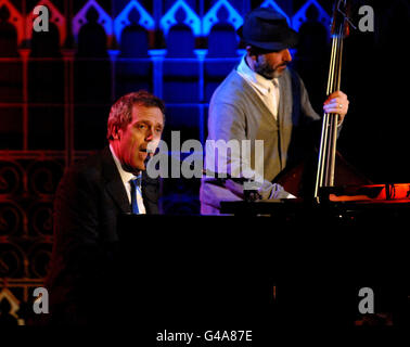 Hugh Laurie concerto - Londra. Hugh Laurie (a sinistra) si esibisce sul palco presso la Union Chapel nel nord di Londra. Foto Stock