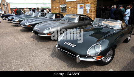 Restauro Jaguar. Una linea di Jaguar di tipo e in mostra presso la Classic Motor Cars di Bridgnorth, Shropshire. Foto Stock