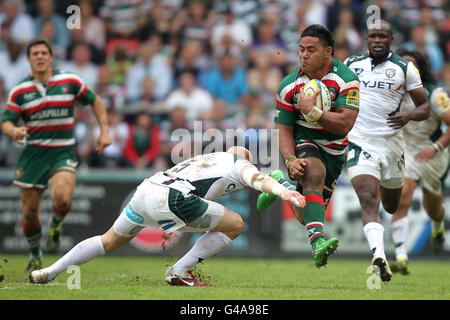 Il Manu Tuilagi di Leicester Tigers viene affrontato da London Irish Tom Homer durante la partita Aviva Premiership a Welford Road, Leicester. Foto Stock