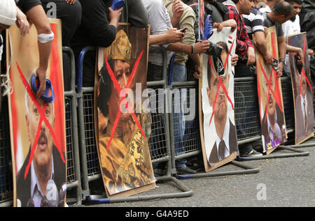 I musulmani provenienti da tutto il Regno Unito manifestano al di fuori dell’ambasciata siriana a Belgrave Square, nel centro di Londra, dopo una manifestazione organizzata da Hizb ut-Tahrir, in solidarietà con la popolazione che si erge in tutto il mondo arabo e musulmano. Foto Stock