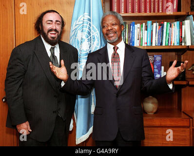 Il Segretario Generale delle Nazioni Unite Kofi Annan (R) finge di cantare mentre dà il benvenuto alla star dell'opera Luciano Pavarotti (L) il 09 ottobre al suo ufficio presso la sede delle Nazioni Unite a New York. Annan ha scherzato con Pavarotti che avrebbero dovuto organizzare un recital nella sala dell'Assemblea Generale. Foto Stock