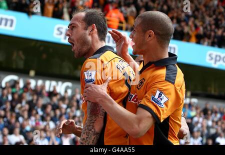 Wolverhampton Wanderers Steven Fletcher (al centro) celebra il primo posto del suo fianco Obiettivo del gioco con il compagno di squadra Adlene Guedioura (a destra) Foto Stock