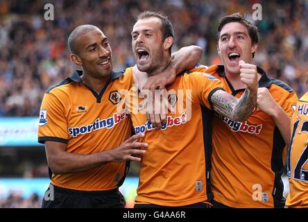 Wolverhampton Wanderers' Steven Fletcher (centro) festeggia con i compagni di squadra Karl Henry (a sinistra) e Stephen Ward dopo aver segnato la terza parte del suo fianco obiettivo del gioco Foto Stock