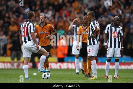 Peter Odemwingie di West Bromwich Albion (a destra) e Simon Cox (a sinistra) Stand espulso come Wolverhampton Wanderers Steven Fletcher (centro a sinistra) celebra il terzo obiettivo del gioco del suo lato Foto Stock