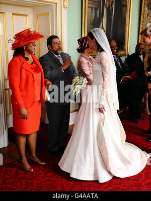 St Vincent e Grenadine il primo ministro Ralph Gonsalves e la moglie Eloise incontrano la duchessa di Cambridge presso un ricevimento a Buckingham Palace Foto Stock