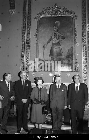 La Regina Elisabetta II durante la visita all'Ufficio degli Affari Esteri e del Commonwealth di Whitehall, in occasione del bicentenario, e nell'ufficio sontuoso del Segretario di Stato, Francis Pym (secondo da destra). Anche nella foto (l-r) i sigg. Cranley Onslow (ministro dello Stato), Douglas Hurd e Neil Marten (ministro dello sviluppo d'oltremare). Al di sopra di essi è un ritratto di sua Eccellenza Generale Jung, primo Ministro e Comandante in Capo del Nepal nel 1877. Foto Stock