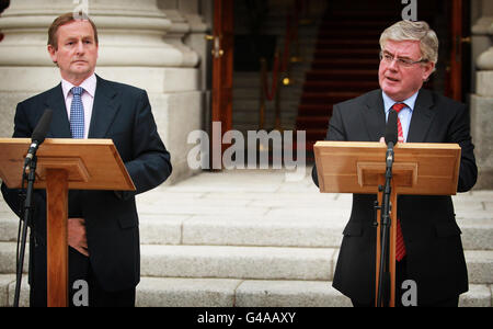 Taoiseach Enda Kenny (a sinistra) e Tanaiste Eamon Gilmore negli edifici governativi di Dublino, dove hanno tenuto una conferenza stampa sull'iniziativa per l'occupazione del governo. Foto Stock