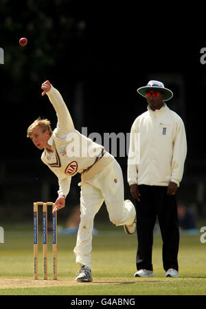 Cricket - MCC University Match - Day Two - Cambridge MCCU / Surrey - Fenner's Ground. Freddie Van Den Bergh di Surrey nel bowling d'azione durante la partita dell'Università MCC al Fenner's Ground, Cambridge Foto Stock