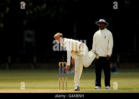 Cricket - MCC University Match - Day Two - Cambridge MCCU / Surrey - Fenner's Ground. Freddie Van Den Bergh di Surrey nel bowling d'azione durante la partita dell'Università MCC al Fenner's Ground, Cambridge Foto Stock