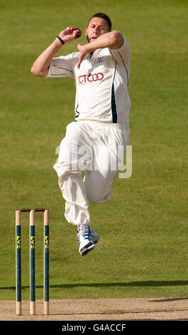 Cricket - Liverpool Victoria County Championship - Divisione uno - giorno due - Yorkshire / Hampshire - Headingley. Lo Yorkshire Tim Brennan si inchinò durante il LV County Championship, Divisione uno a Headingley, Leeds. Foto Stock