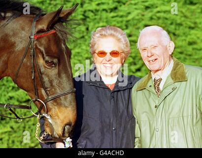 EMBARGO RIGOROSO: NON PER LA PUBBLICAZIONE PRIMA DEL 0001HRS MERCOLEDÌ 31 DICEMBRE 1997 : Jenny Pitman alle sue scuderie di Lamburn oggi (martedì) con suo padre George Harvey e Garrison Savannah, che ha vinto la Cheltenham Gold Cup nel 1991, la signora Pitman riceverà un OBE per i servizi di corse di cavalli negli onorificenze di Capodanno. Foto di Martyn Hayhow/PA. Foto Stock