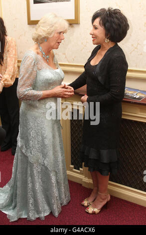 La duchessa di Cornovaglia (a sinistra) incontra Dame Shirley Bassey al Classic BRIT Awards 2011, presso la Royal Albert Hall, nel centro di Londra. Foto Stock