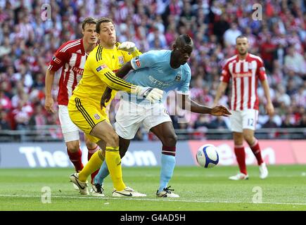 Calcio - fa Cup - finale - Manchester City / Stoke City - Stadio di Wembley. Thomas Sorensen, portiere della città di Stoke, e Mario Balotelli di Manchester, lottano per la palla Foto Stock