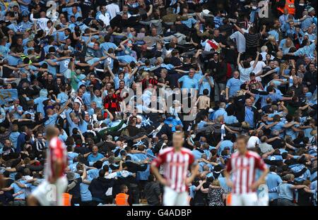 I giocatori di Stoke City si levano in piedi in piedi come i tifosi di Manchester City Fate la festa di Poznan dopo che Gnegneri Toure Yaya segna il obiettivo di apertura del gioco Foto Stock