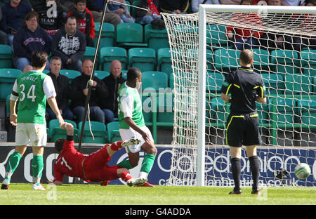 Calcio - Clydesdale Bank Scottish Premiership - Hibernian / Aberdeen - Easter Road. Chris Maguire di Aberdeen segna il suo primo goal durante la partita della Clydesdale Bank Scottish Premiership a Easter Road, Edimburgo. Foto Stock