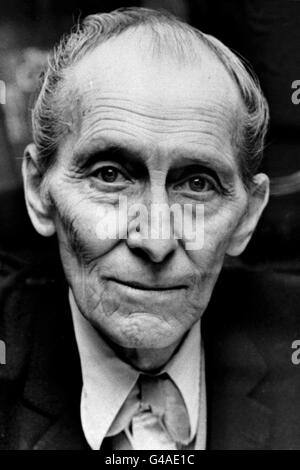 PA NEWS FOTO 30/12/88 ATTORE PETER CUSHING RICEVE UN OBE A BUCKINGHAM PALACE Foto Stock