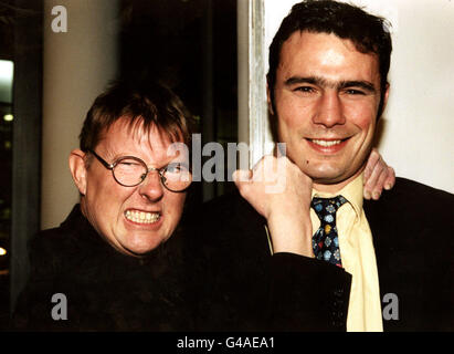 PA NEWS PHOTO 29/01/98 ITV SOAP 'INCORONATION STREET' CURLY WATTS ATTORE KEVIN KENNEDY PUGNI GIOCOSAMENTE UN COLLEGA OSPITE DURANTE UNA SERATA TIROL ORGANIZZATA DALL'UFFICIO TURISTICO NAZIONALE AUSTRIACO AL ROYAL COLLEGE OF ART KENSINGTON, LONDRA Foto Stock