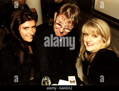 PA NEWS PHOTO 29/01/98 ITV SOAP 'CORONATION STREET' L'ATTORE KEVIN KENNEDY CON IL SUO PARTNER (A DESTRA) E LADY FRIEND DURANTE UNA SERATA DI TIROLO ORGANIZZATA DALL'UFFICIO TURISTICO NAZIONALE AUSTRIACO AL ROYAL COLLEGE OF ART KENSINGTON, LONDRA Foto Stock