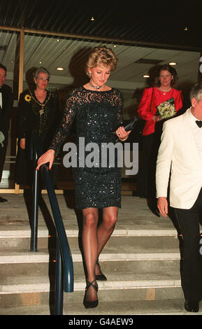 PA NEWS FOTO 3/6/95 la principessa di Galles lascia la Cardiff International Arena DOPO LA PARTECIPAZIONE AL CONCERTO DI SPERANZA CHE È STATA LA RACCOLTA DI FONDI PER TY-HAFAN, il primo ospizio per bambini malati terminali in Galles che starred italiano cantante lirica LUCIANO PAVAROTTI Foto Stock