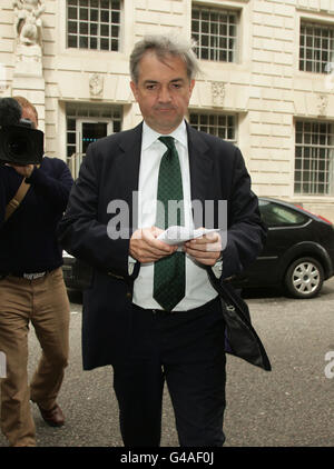 Chris Huhne, Segretario per l'energia e il cambiamento climatico, lascia il Dipartimento per l'energia e il cambiamento climatico a Whitehall, nel centro di Londra. Foto Stock