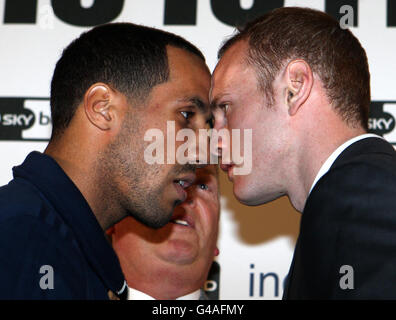 Il promotore di boxe Frank Warren tiene James DeGale e il suo sfidante Georgew Groves a parte al Head to Head al Cineworld nello stadio O2 di Londra. Foto Stock