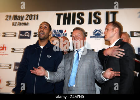 Il promotore di boxe Frank Warren tiene James DeGale e il suo sfidante Georgew Groves a parte al Head to Head al Cineworld nello stadio O2 di Londra. Foto Stock