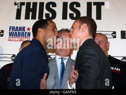 Il promotore di boxe Frank Warren tiene James DeGale e il suo sfidante Georgew Groves a parte al Head to Head al Cineworld nello stadio O2 di Londra. Foto Stock