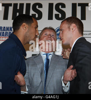 Il promotore di boxe Frank Warren tiene James DeGale e il suo sfidante George Groves a parte durante il Head to Head al Cineworld nello stadio O2 di Londra. Foto Stock