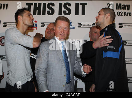 Il promotore di boxe Frank Warren tiene Nathan abilmente (a sinistra) e il suo sfidante Tony Bellew (a destra) a parte durante il Head to Head al Cineworld nello stadio O2 di Londra. Foto Stock