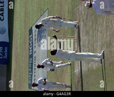 Il capitano dell'Inghilterra Michael Aterton esce dalla lbw dal bowler dell'India occidentale Curtly Ambrose il primo giorno della terza prova al Queen's Park Oval di Trinidad. Foto di Rebecca Naden/PA/EDI. Foto Stock