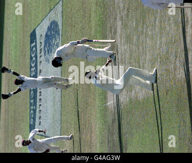 Il capitano dell'Inghilterra Michael Atherton è uscito dal lbw dal bowler dell'India occidentale Curtly Ambrose. Foto di Rebecca Naden/PA/*EDI* Foto Stock