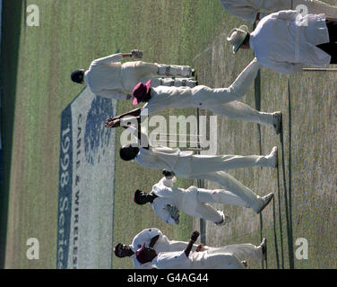 Il capitano dell'Inghilterra Michael Aterton esce dalla lbw dal bowler dell'India occidentale Curtly Ambrose il primo giorno della terza prova al Queen's Park Oval di Trinidad. Foto di Rebecca Naden/PA/EDI. Foto Stock