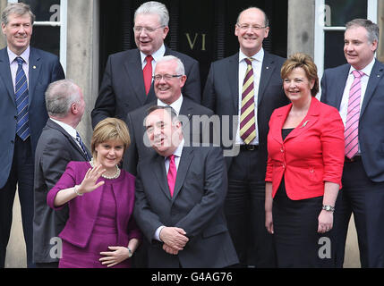 Il primo ministro scozzese Alex Salmond si trova sui gradini di Bute House, Edimburgo, con il suo vice Nicola Sturgeon e il suo nuovo gabinetto (fila posteriore, da sinistra a destra) il segretario alla giustizia Kenny MacAskill MSP, il segretario all'istruzione Michael Russell MSP, il segretario alle finanze John Swinney, gli affari rurali Richard Lochhead MSP, (fila centrale, Da sinistra a destra) Segretario alle infrastrutture Alex Neil MSP, Segretario alle imprese e al Governo Bruce Crawford MSP e Segretario alla Cultura Fiona Hylop. Foto Stock