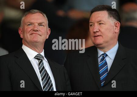 Calcio - npower Football League 1 - Gioca fuori semifinale - seconda tappa - Peterborough United v Milton Keynes Dons - London Road. Il presidente della Football League Greg Clarke (a sinistra) è in piedi Foto Stock