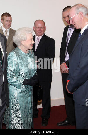 La regina Elisabetta II incontra dalla sinistra Kilkenny Hurler, Henry Shefflin ; Irlandese Rugby Manager, Declan Kidney ; calciatore Kerry , Kieran Donaghy ; E l'ex allenatore di calcio irlandese Jack Charlton ad un ricevimento e spettacolo al Dublin Convention Center il terzo giorno della visita dello Stato della Regina in Irlanda. Foto Stock