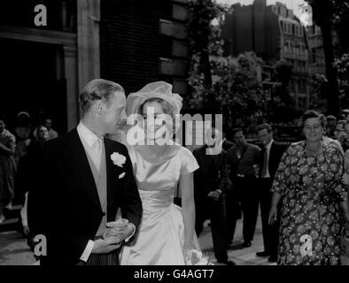 MATRIMONIO ROBIN DOUGLAS CON LA SPOSA SANDRA PAUL ALLA ST. JAMES'S CHURCH, LONDRA. 30/10/03: Sandra Paul - ora moglie del cancelliere ombra Michael Howard - al suo matrimonio con il pianista jazz Robin Douglas-Home, nipote dell'ex primo ministro Tory Alec Douglas-Home. Howard è in attesa di sapere se sarà contrario a rivendicare la leadership del partito conservatore dopo che ieri i suoi parlamentari hanno costretto le dimissioni di Iain Duncan Smith. Foto Stock