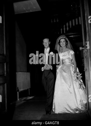 MATRIMONIO ROBIN DOUGLAS CON LA SPOSA SANDRA PAUL ALLA ST. JAMES'S CHURCH, LONDRA. 30/10/03: Sandra Paul - ora moglie del cancelliere ombra Michael Howard - al suo matrimonio con il pianista jazz Robin Douglas-Home, nipote dell'ex primo ministro Tory Alec Douglas-Home. Howard è in attesa di sapere se sarà contrario a rivendicare la leadership del partito conservatore dopo che ieri i suoi parlamentari hanno costretto le dimissioni di Iain Duncan Smith. Foto Stock